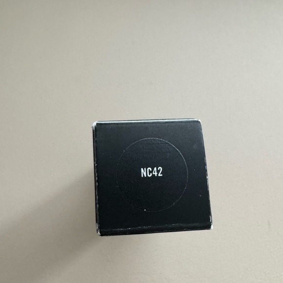 Mac Pro Longwear Concealer- NC42 - Picture 3 of 5